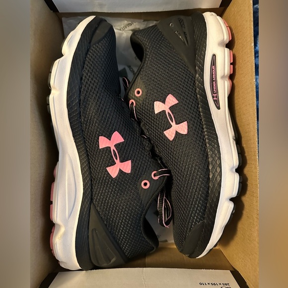 Under armour sneakers  size 8 - Picture 1 of 5